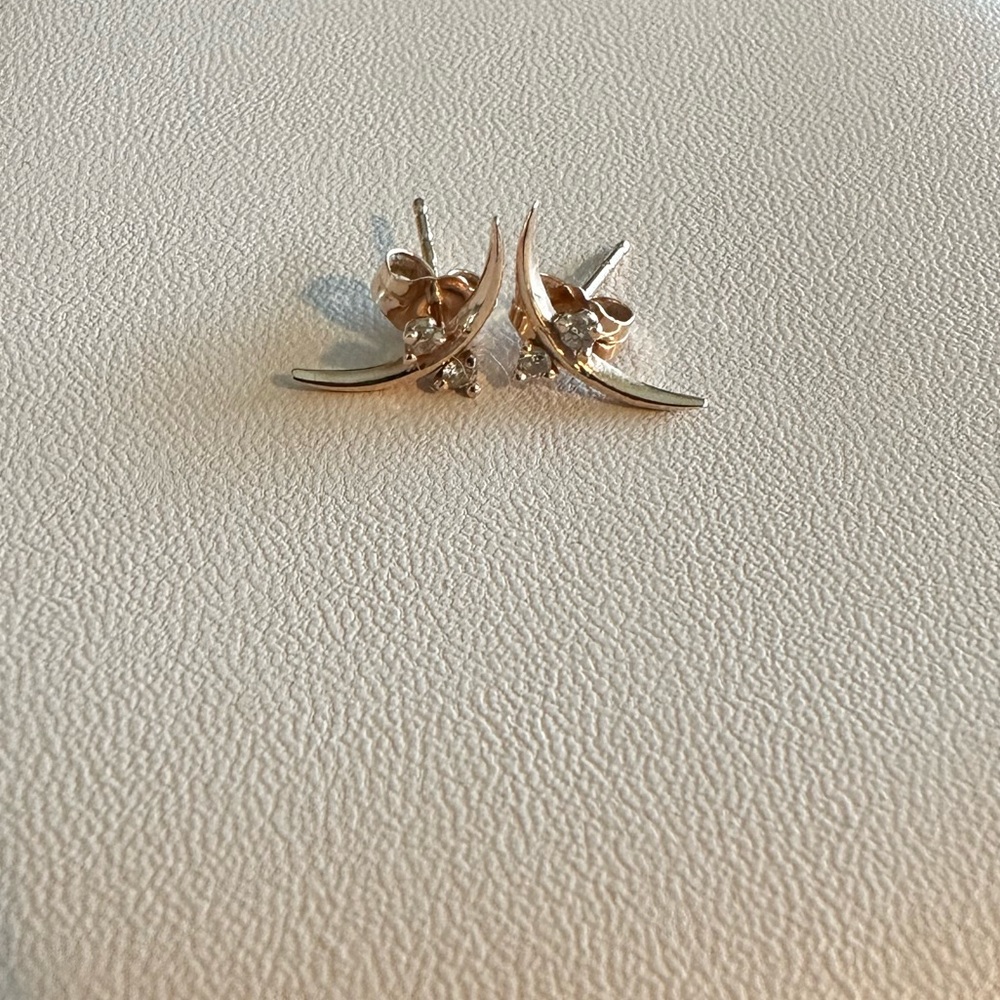 Sophie Ratner Crescent Studs - Picture 4 of 6